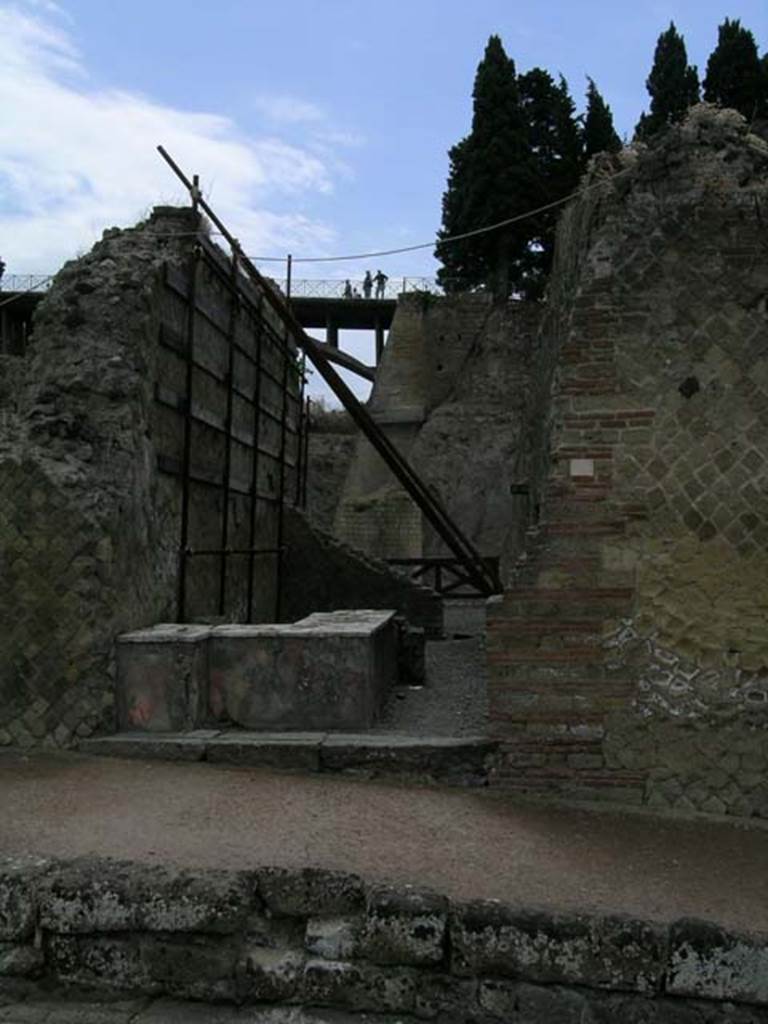 Ins Or. II.13, Herculaneum. June 2006. Looking east to entrance doorway.
Photo courtesy of Nicolas Monteix.